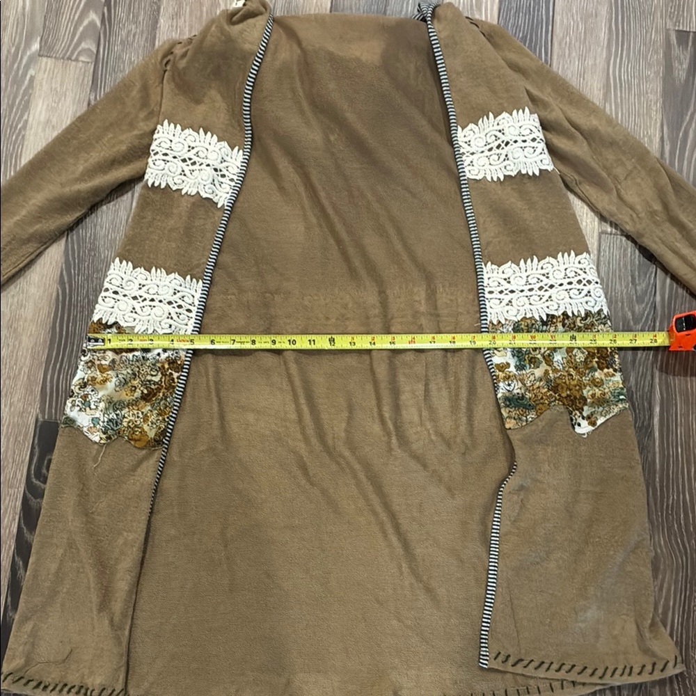 Gimmicks Women's Tan Hooded cardigan with Lace Detail. Size Medium. - Picture 9 of 10